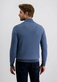 Blaues Strickpullover mit Stehkragen, gerippten Bündchen und Saum. Glatte Textur; weist ein kreisförmiges Designelement auf der Rückseite auf.