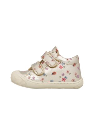 Scarpa per bambino color crema con due cinturini in velcro, decorata con coccinelle rosse e fiori rosa, blu e viola, suola e puntale in gomma.