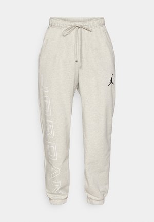 Lys grå sweatpants lavet af bomuldsblanding, med elastisk talje, snoretræk og trykt 'JORDAN' tekst ned ad venstre ben. Sort logo accent.