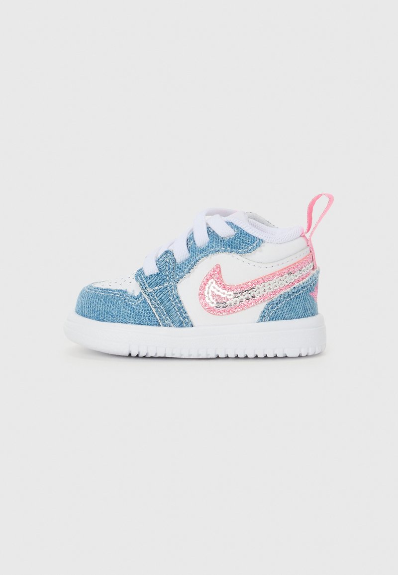 Blå denim babysko med hvite mesh detaljer, en rosa glitrende swoosh-logo, hvite snøringer og en løkke på hælen for enkel påkledning.
