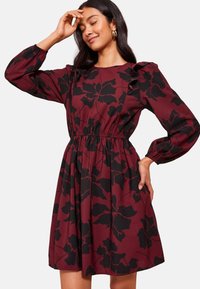 Nepasirinkta, burgundy red