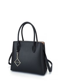 Sac à main en cuir noir avec une finition texturée, deux anses et un charm détachable en forme de diamant. Il dispose d'une fermeture éclair et d'une bandoulière.