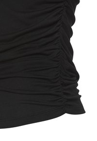 Schwarzes Oberteil mit gerafftem, strukturiertem Stoff an der Seite, das mehrere weiche, horizontale Falten und einen glatten Saum aufweist.