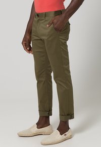 KIOMI Chino kalhoty - olive
