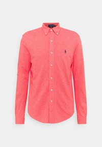 Camicia a maniche lunghe con bottoni di un vivace corallo, con una sottile texture, caratterizzata da un colletto classico, taglio dritto e accento del logo blu navy.
