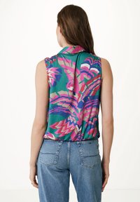 Blouse sans manches en bleu sarcelle avec un motif floral vibrant rose et violet. Comprend un col et un détail froncé à l'arrière.
