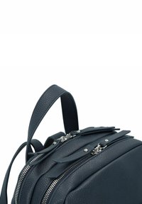 Sac à dos en cuir bleu foncé avec deux zips, surface texturée, poignée robuste et accents décoratifs. Design compact et structuré.