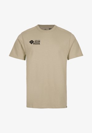 Beiges T-Shirt aus Baumwolle mit kurzen Ärmeln und Rundhalsausschnitt. Auf der Vorderseite befindet sich ein schwarzer Schriftzug: "JOIN OUR OCEAN MISSION."