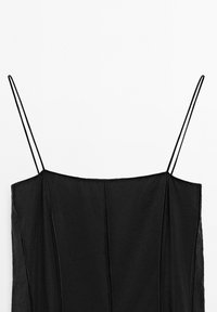 Sort kjole med tynde stropper, lavet af et glat stof. Har en lige halsudskæring og subtile sømdetaljer langs siderne.