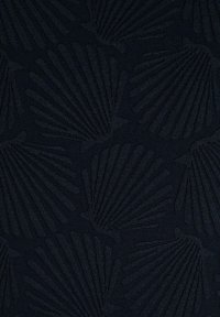 Texturierter Stoff mit einem dunkelblauen Hintergrund und erhobenen Muschelmustern, der ein geripptes Design und einen subtilen Glanz präsentiert.