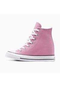 Baskets montantes en toile rose avec des lacets blancs et une semelle en caoutchouc, présentant une rayure noire le long de la semelle et un capuchon de orteil texturé.