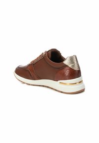 Sneaker de cuero marrón con acentos texturizados, detalle dorado en el talón y suela blanca. Presenta punta redonda y diseño con cordones.