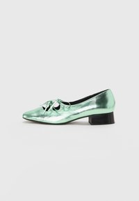 Miętowo-zielone metaliczne buty o spiczastym czubku, z detalem w postaci kokardy i niskim czarnym blokowym obcasie. Gładka tekstura i elegancki design.