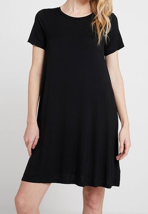 Abito nero a maniche corte realizzato in tessuto morbido, con scollatura rotonda, vestibilità ampia e che arriva sopra il ginocchio, con una superficie liscia.