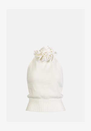 Fehér kötött ujjatlan felső magas fodros gallérral és bordás szegéllyel, egyszerű világos háttér előtt.