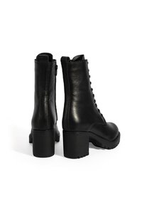 Zwarte leren enkellaarsjes met een chunky hak, gestructureerde afwerking, vetersluiting aan de voorkant en een rits aan de zijkant voor sluiting.