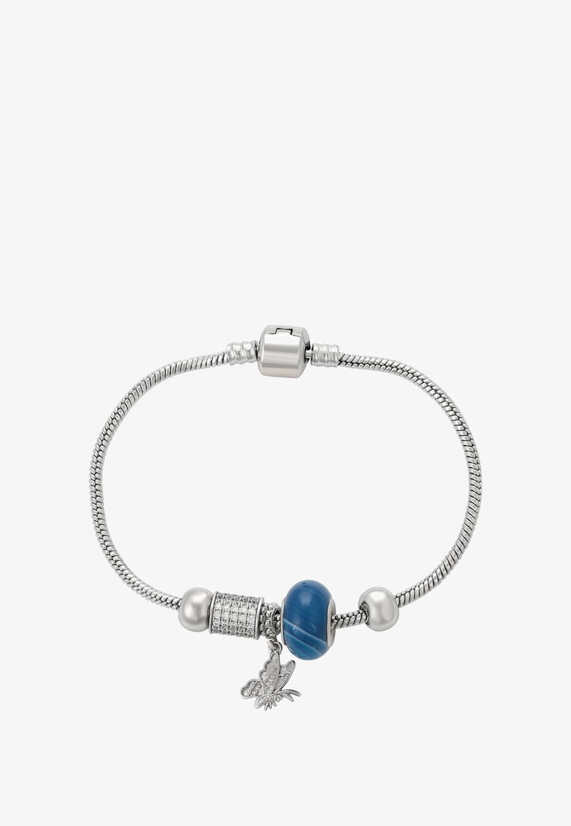 Bracciale in argento con un design intrecciato, featuring una pietra blu, perline in argento, un tubo con strass e un ciondolo a forma di farfalla.