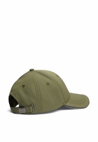Cappellino da baseball verde oliva con visiera curva, tessuto testurizzato e cinturino regolabile sul retro con un accento in metallo.