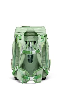 Mochila verde con panel trasero de malla, múltiples compartimentos con cremallera, correas ajustables y bolsillos laterales para botellas de agua.