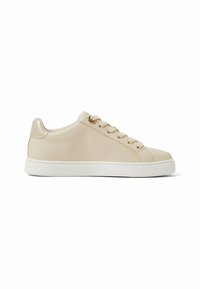 Sneaker sintetico beige con una texture liscia, punta arrotondata e suola in gomma bianca. Presenta occhielli dorati e lacci coordinati.