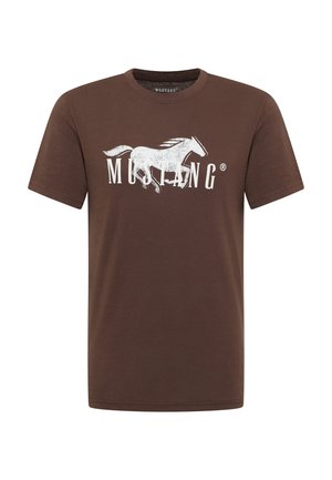 Braunes Baumwoll-T-Shirt mit einem weißen Pferdemotiv und dem Text "MUSTANG". Kurze Ärmel, Rundhalsausschnitt und lockere Passform.