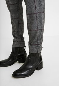 MAMALICIOUS Broek - dark red