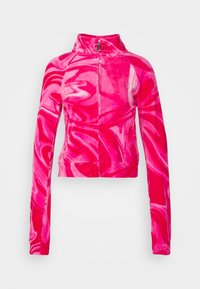 Fuchsia kort jacka i ett glansigt, virvlande sammetstyg med hög krage och dragkedjestängning. Har långa ärmar och ribbade manschetter.