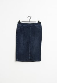 Mörk denimpennkjol med en figurnära form, två framfickor och en medellång längd. Hänger på en svart galge mot en vit bakgrund.