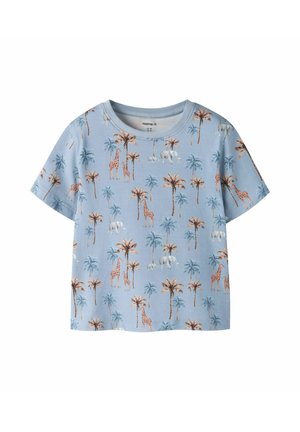 Φωτεινό μπλε μπλουζάκι για νήπιο με σχέδιο από ζώα όπως καμηλοπαρδάλεις, ελέφαντες και φοίνικες σε καφέ και γκρι τόνους.