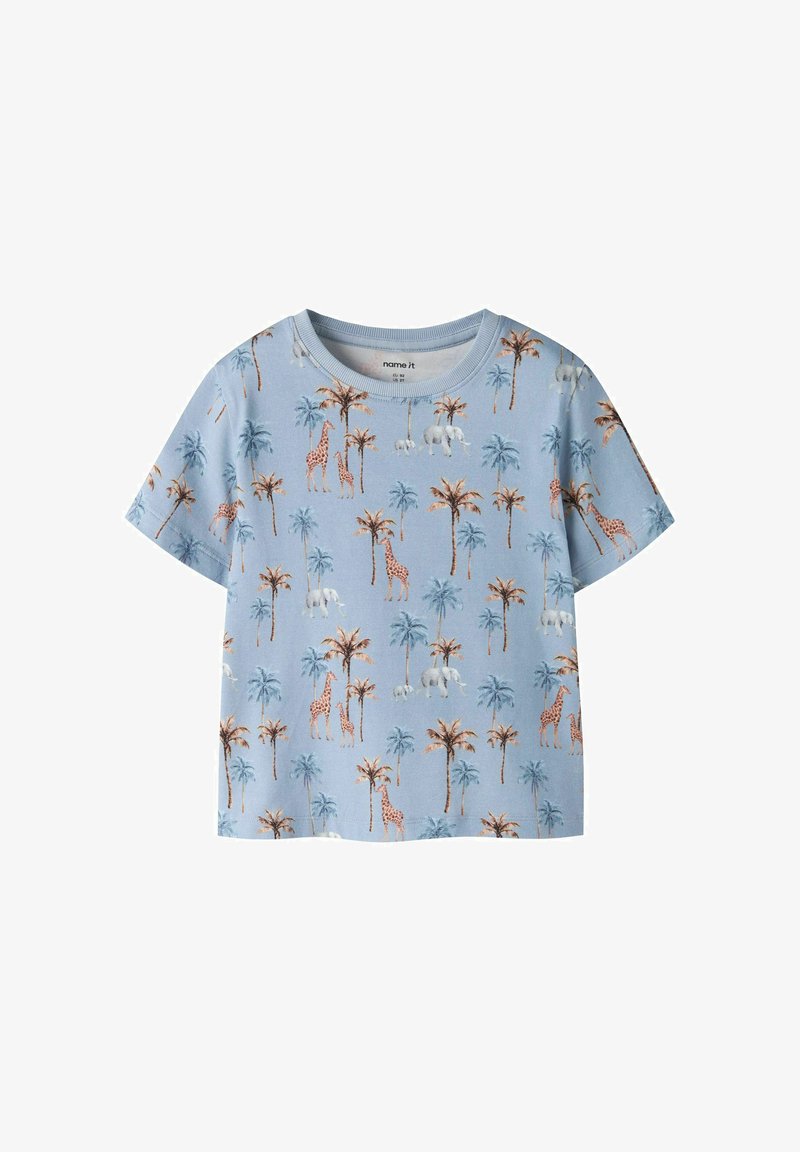 Φωτεινό μπλε μπλουζάκι για νήπιο με σχέδιο από ζώα όπως καμηλοπαρδάλεις, ελέφαντες και φοίνικες σε καφέ και γκρι τόνους.