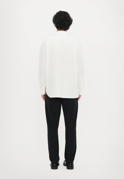 CLOSED COLLARLESS SHIRT - Camicia - white