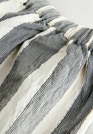 Weißer Stoff mit strukturierten schwarzen Streifen, am Bund gerafft, mit weichem, atmungsaktivem Material und einem gekräuselten Erscheinungsbild.