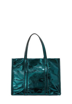 Teal metalisk tote bag med glat overflade; har to lange hanker og en struktureret rektangulær form. Accenter inkluderer lodrette sømme.