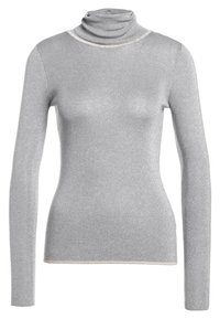 Silberner Rollkragenpullover mit langen Ärmeln. Stricktextur, subtiler Schimmer und kontrastierender heller Rand entlang des Ausschnitts. Figurbetonter Schnitt.