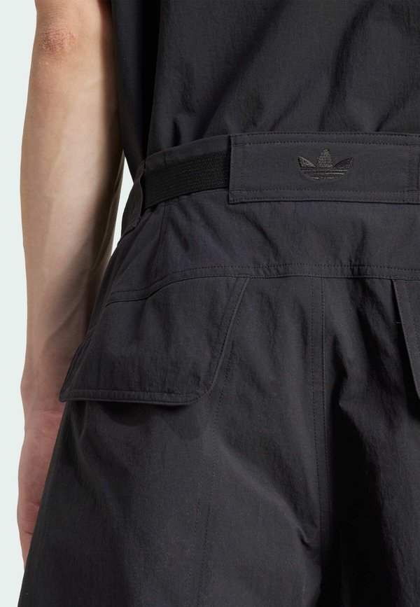 PREMIUM ESSENTIALS - Shorts2