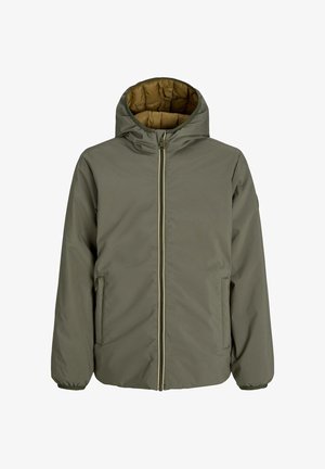Oliwkowa, ocieplana kurtka z kapturem, z złotym zamkiem błyskawicznym, bocznymi kieszeniami i pikowaną brązową podszewką dla dodatkowego ciepła.