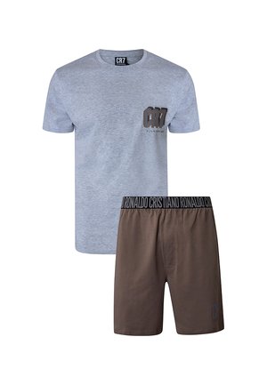 Vaaleanharmaa lyhythihainen T-paita, jossa "CR7 Nightwear" -logo, ja ruskeat joustavyötäröiset shortsit, joissa "Cristiano Ronaldo" -teksti vyötäröllä.