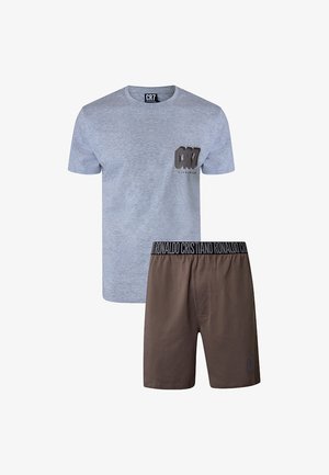 Hellgraues kurzärmeliges T-Shirt mit "CR7 Nightwear"-Logo und braune elastische Taillenshorts mit der Aufschrift "Cristiano Ronaldo" am Bund.