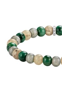 Bracciale elastico con perline rotonde di colore verde, beige e grigio. Ogni perlina presenta variazioni di colore e texture, con un piccolo tag metallico contrassegnato "THOM."