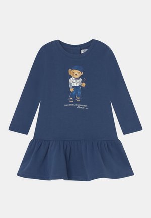 Marineblaues Langarm-Kleid für Kleinkinder mit Rüschensaum und einer Grafik eines Bären, der eine Mütze, eine Jacke und Jeans trägt und eine Blume hält.