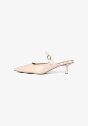 Escarpins slingback en cuir verni beige avec bout pointu, talon fin et bride ajustable ornée d'une boucle argentée.
