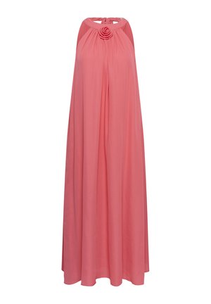 Vestido maxi sin mangas en color rosa coral con escote halter y detalle de rosa de tela en el centro delantero, silueta fluida.