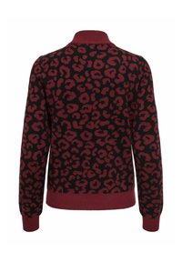 Pull en tricot avec une base noire et un motif léopard bordeaux, col, poignets et ourlet côtelés. Texture douce avec une coupe décontractée.