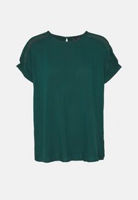 Haut à manches courtes vert émeraude avec un col rond, présentant des détails en dentelle sur les épaules et une coupe décontractée sur tout le corps.