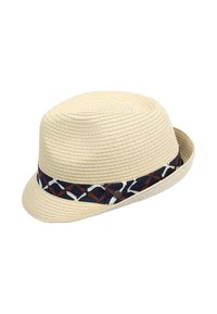 Slamnata fedora kapa v bež barvi z mornarsko modrim vzorcem pasu, ki vsebuje bele in rjave poudarke. Ima okroglo krošnjo in širok rob.