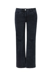 Jean en denim de couleur foncée avec une coupe décontractée, présentant des détails déchirés aux genoux et un design classique à cinq poches. Fermeture par bouton et glissière.