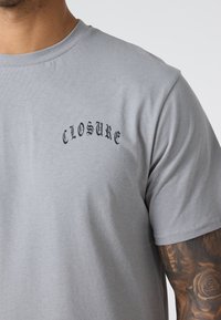 CLOSURE London - T-shirt z nadrukiem