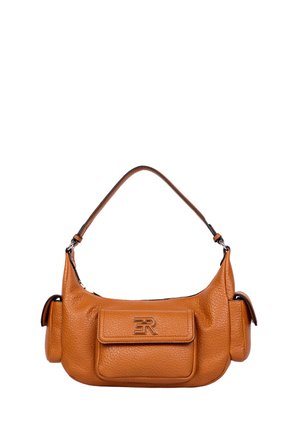 Borsa a tracolla in pelle marrone texturizzata con tre tasche anteriori e laterali con patta, caratterizzata da un logo metallico "ER" sulla patta frontale.