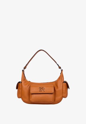 Borsa a tracolla in pelle marrone texturizzata con tre tasche anteriori e laterali con patta, caratterizzata da un logo metallico "ER" sulla patta frontale.