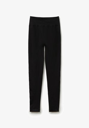 Czarne legginsy z szerokim, elastycznym pasem. Wykonane z gładkiego, elastycznego materiału. Dopasowany krój zwężający się przy kostkach.